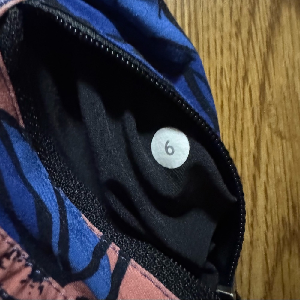 Lululemon Tracker Short Size 6 - Picture 4 of 4